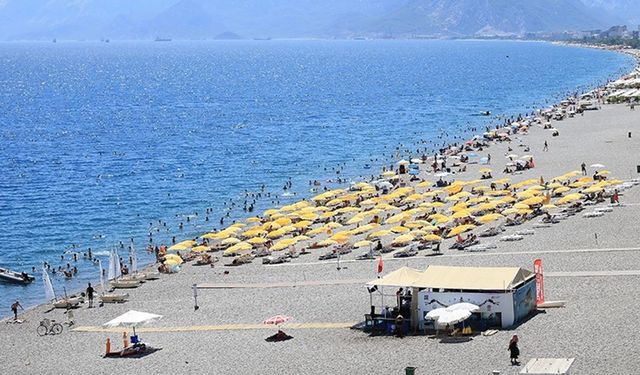 Antalya'da sıcaktan bunalanlar sahillerde yoğunluk oluşturdu