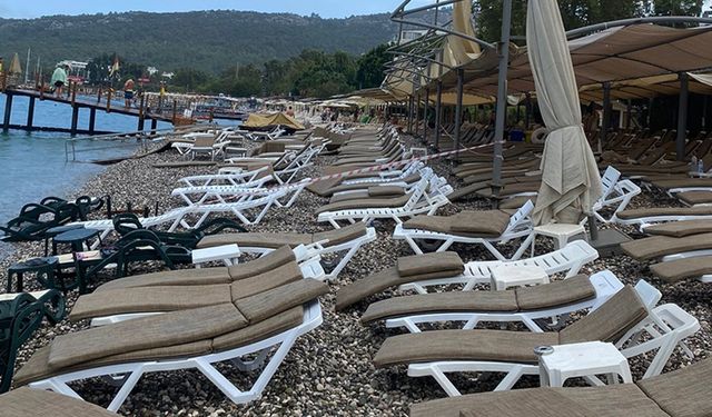 Kemer'de kuvvetli fırtına şezlong ve şemsiyeleri uçurdu