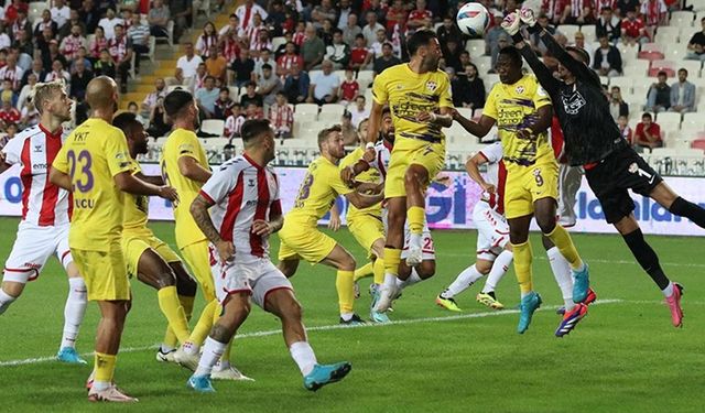 Sivasspor evinde kaybetti