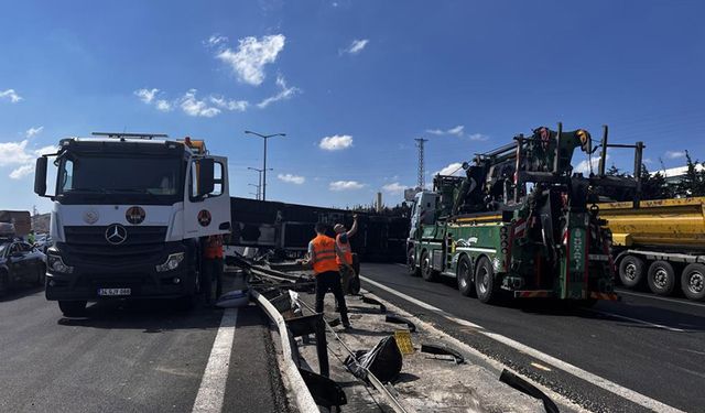 TEM Otoyolu'nda feci kaza! Tır kontrolden çıktı: Önce bariyerlere çarptı, sonra karşı yola girdi