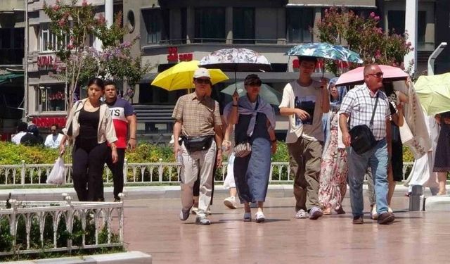 Taksim’de yerli ve yabancı turistlerin sıcak ile imtihanı