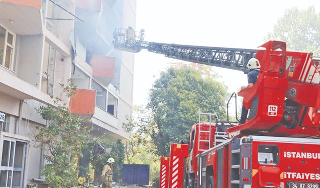 Bakırköy'de metruk bina yandı