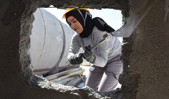 Depremde enkazdan yaralı kurtulan kadın, arama kurtarma eğitimiyle AFAD gönüllüsü oldu