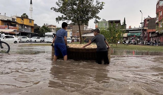 Adana'da sağanak ve şiddetli rüzgar hayatı olumsuz etkiledi