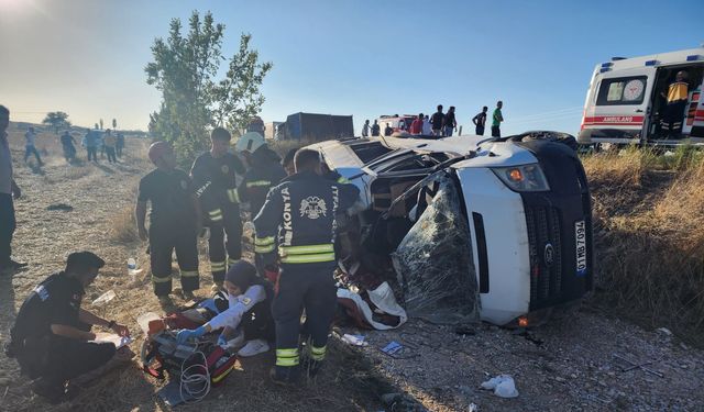 Konya'da minibüs ile traktör birbirine girdi: Ölü ve yaralı var