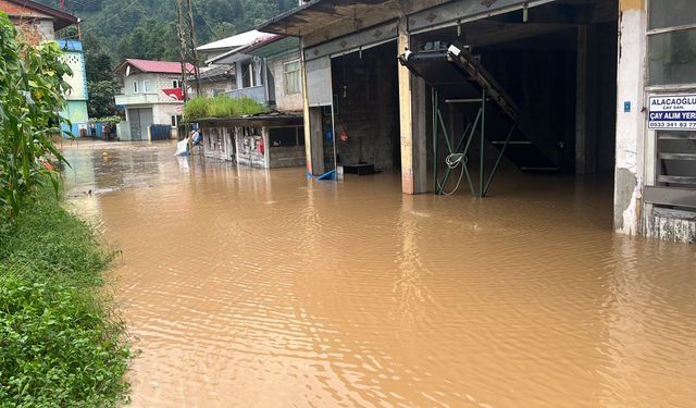 Rize'de şiddetli yağış sonrası heyelanlar meydana geldi