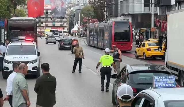 Bursa'da bir kişi, sokak ortasında defalarca kendini bıçakladı