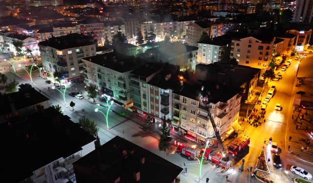 Tokat'ta elektrik kontağından çıkan yangında 2 daire küle döndü