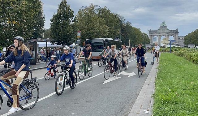 Brüksel sakinleri trafiğe kapatılan yolların keyfini "sürdü"