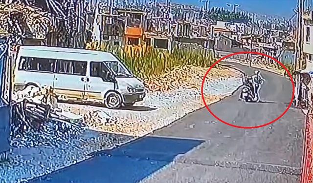 Motosikletli işe giderken sopayla saldırıya uğradı: O anlar kamerada