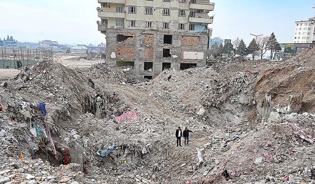 Depremde 84 kişinin öldüğü Ebrar Sitesi E Blok'a ilişkin davanın sanıkları hakim karşısında