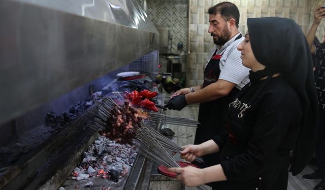 Şanlıurfalı 18 yaşındaki "Sevgi usta", 2 yıldır kebap ocağının başında