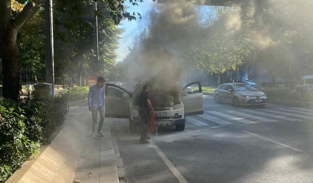 Otomobil alev aldı, anne ve çocuğu son anda kurtuldu