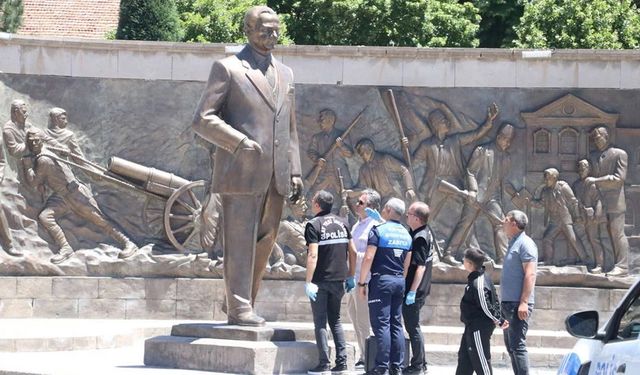 Atatürk Anıtı'na baltayla saldıran 2 sanığa hapis cezası