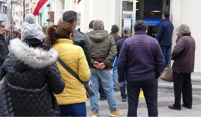 Hesabında parası olanlar ATM’ye koştu! Dev banka resmen iflas ediyor