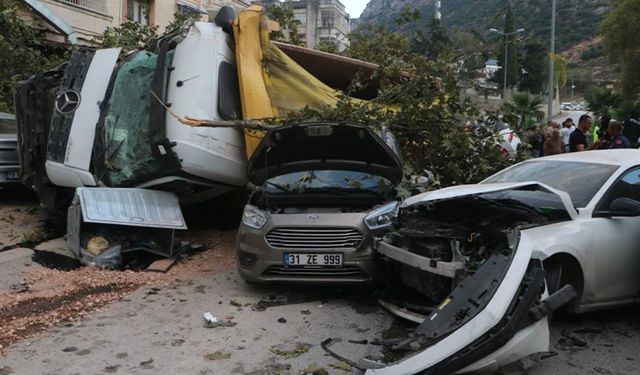 Freni patlayan kamyonun dehşet saçtı! Araçları kağıt gibi ezdi