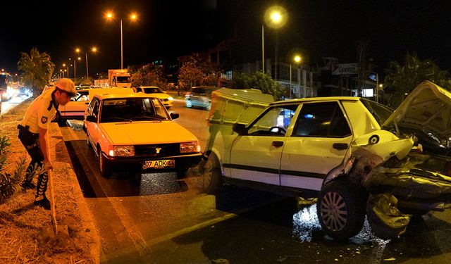 Antalya'da zincirleme kaza: Trafik polisi yoldaki yağı kürekle temizledi