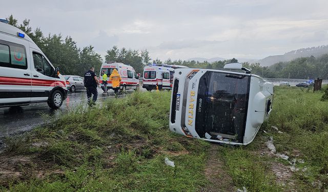 Zonguldak'ta yolcu midibüsü devrildi! Çok sayıda yaralı var