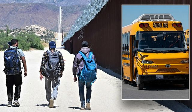 Göçmen grupları okul otobüslerine binmeye çalışıyor