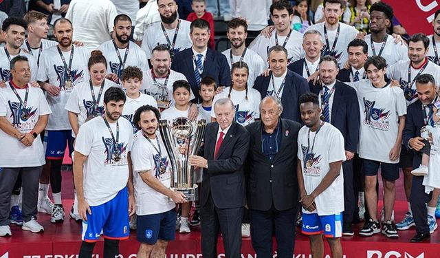 Cumhurbaşkanı Erdoğan, Anadolu Efes'e şampiyonluk kupasını verdi