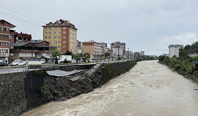 Artvin-Hopa kara yolunda çökme meydana geldi