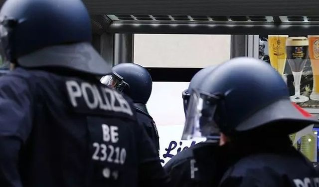 Polis hareket halindeki aracın camından girdi! Şoför hastaneye kaldırıldı