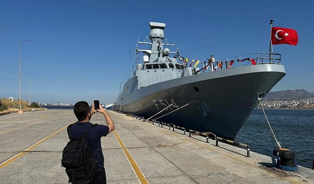 Donanma gemileri İzmir'de ziyarete açıldı