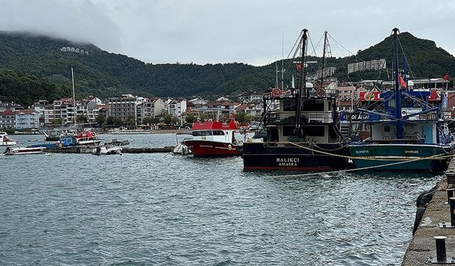 Bartın'da balıkçılar, fırtına uyarısı üzerine gemi ve tekneleri limana çekti