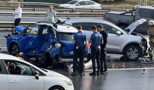 İstanbul TEM Otoyolu'nda meydana gelen zincirleme kazada 2 kişi hayatını kaybetti