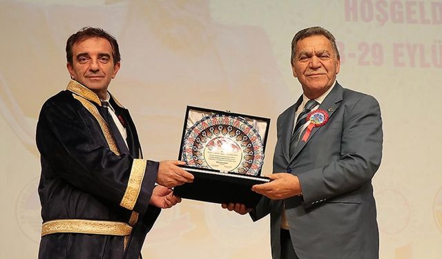 Yerli aşı TURKOVAC'ı geliştiren Prof. Dr. Özdarendeli'ye Ahilik kaftanı giydirildi