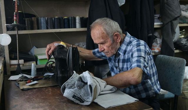 Emektar terzi geçimini sağladığı dükkanına 40 yıldır bisikletiyle geliyor