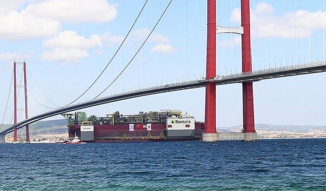 Türkiye'nin ilk yüzer doğal gaz üretim platformu Çanakkale Boğazı'ndan geçti