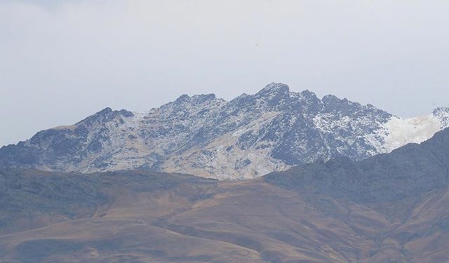 Van'daki Erek Dağı'na kar yağdı