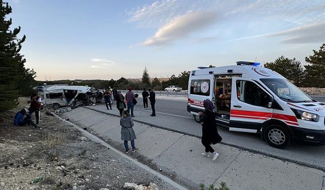 Karaman'da işçi servisinin devrildiği kazada 2 kişi öldü 13 kişi yaralandı