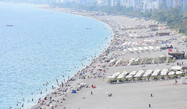 Antalya'da güneşli havayı fırsat bilenler sahillerde yoğunluk oluşturdu