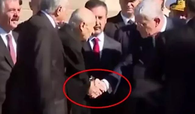 Anıtkabir'de sürpriz tokalaşma! Dervişoğlu ile Bahçeli el ele