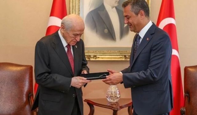 Bahçeli’yle DEM’in el sıkışması Türkiye’de tansiyonu düşürür