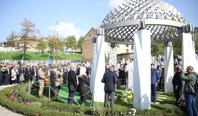 Boşnak lider İzetbegoviç, ölümünün 21. yılında kabri başında anıldı