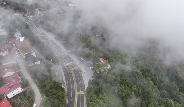 Bolu Dağı'nın Düzce kesiminde sis, Bolu'nun yüksek kesimlerinde kar etkili oldu