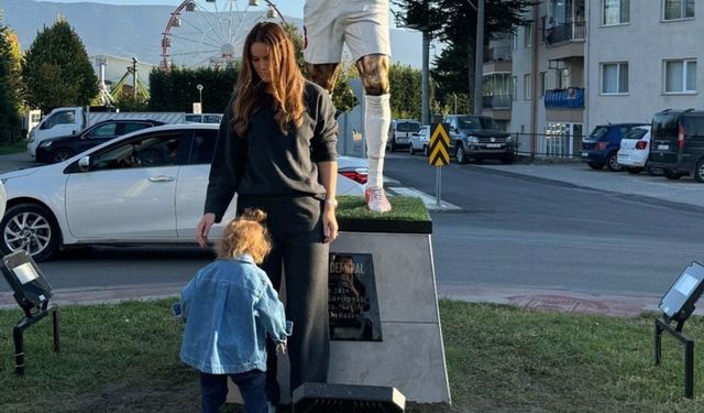 Merih Demiral’ın heykelinin önünde eşi fotoğraf çektirdi