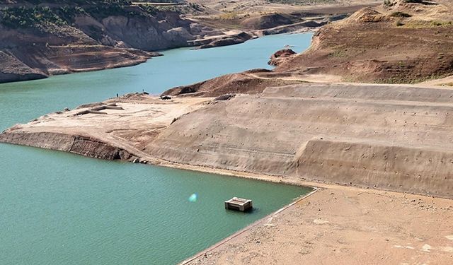 Denizli'de su seviyesi düşen Akbaş Barajı'ndan içme suyu alımı durduruldu