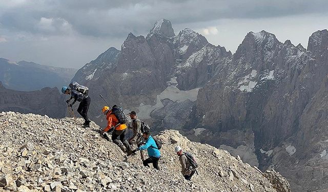 Hakkari'de dağcılar, Köşe Direği Dağı'nda zirve yaptı