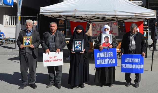 Muşlu aileler evlatlarına kavuşmak için DEM Parti binası önündeki eylemlerini sürdürdü