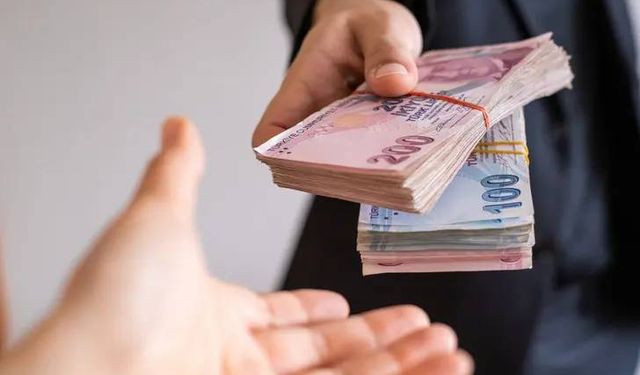 Gelen emekli 24 bin lira alacak! Dev bankadan flaş karar