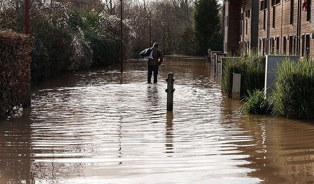 Fransa'da 19 vilayette sel ve fırtına tehlikesi nedeniyle turuncu alarm verildi