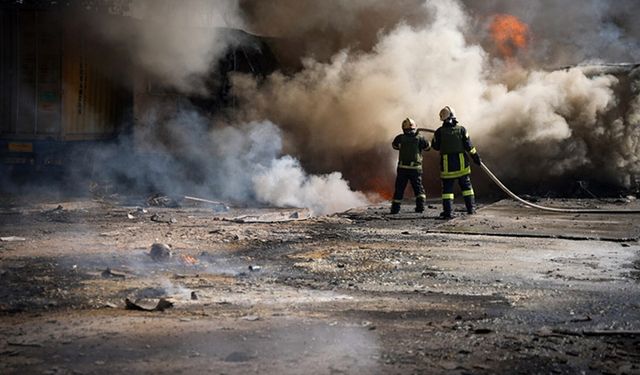 Ukrayna'nın Odessa kentindeki bir liman, Rus füzeleri tarafından vuruldu