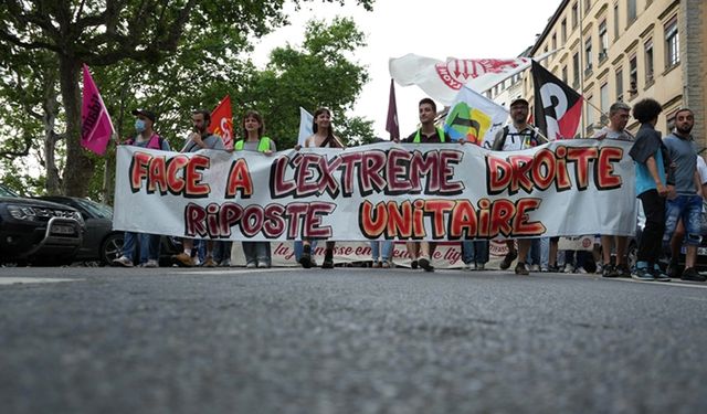 Fransız hükümeti göç politikaları konusunda aşırı sağın çizgisine kaymadığını savundu