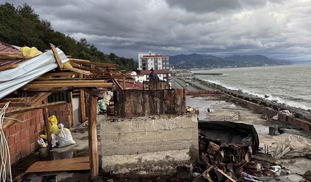 Rize'de hortum binanın çatısını uçurdu