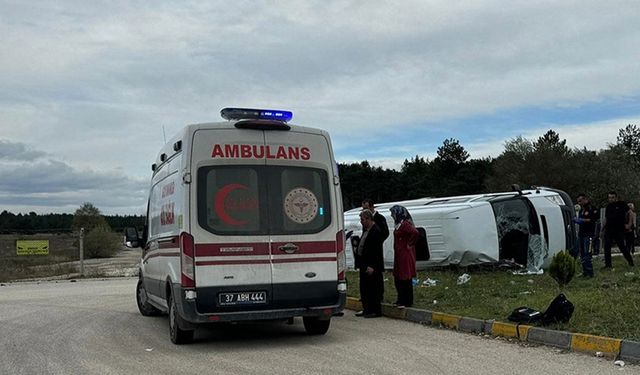 Kastamonu'da okul servisi ile tırın çarpışması sonucu 12'si öğrenci 13 kişi yaralandı