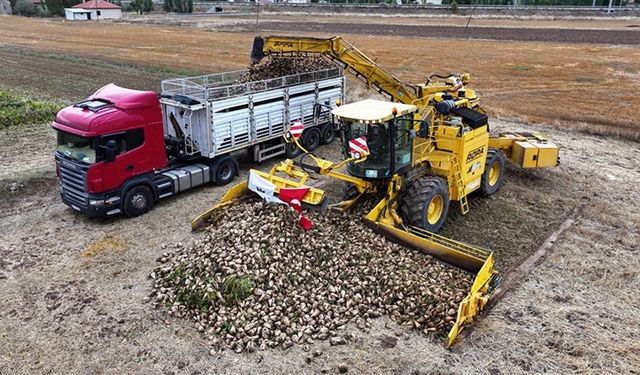 Pancar çiftçisine bedeli 900 milyon lirayı aşan makinelerle ücretsiz hizmet sunuluyor